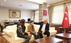 Vali Koç, küçük Mirza’yı makamına davet etti