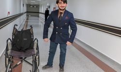 Doğuştan engelli şampiyon yüzücü, "süper kahramanım" dediği doktoru sayesinde ayağa kalktı