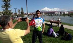 Ağrı dağını da ziyaret eden Jacky Chen dünya turundan vazgeçmedi