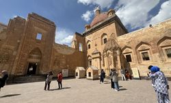 Turistler "Turizm Haftası"nda da rotayı İshak Paşa Sarayı'na çevirdi