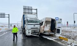 Ağrı'da tır ile minibüsün çarpıştığı kazada 2'si ağır 8 kişi yaralandı