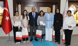 Ağrı'da ev ziyaretleriyle yeniden okula kazandırılan öğrenciler karne sevinci yaşadı