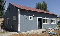 Ağrılı engelli vatandaş hayırseverlerin desteğiyle onarılan evinin mutluluğunu yaşıyor