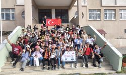 Öğretmen ve öğrenciler Ağrı Dağı eteklerinde çevre temizliği yaptı