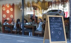Ağrı'da kadın işletmeci Dünya Kız Çocukları Günü dolayısıyla köydeki kız çocuklarını restoranında ağırladı