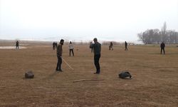 Ağrılı gurbetçi gençler kışın, unutulan 'topa dara' oyunuyla stres atıyor