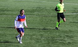 Kader öğretmen Ağrı'da kız öğrencilere okulda rehberlik sahada kaptanlık yapıyor