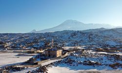 Ağrı Dağı'ndaki köyler kar altında kaldı