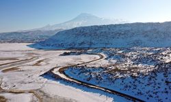 Ağrı Dağı'nın lavlarıyla oluşan kayalıklar kar yağışıyla beyaza büründü