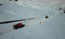 Ağrı'da 'kar kaplanları' kesintisiz ulaşım için gece gündüz çalışıyor