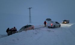 Ağrı'da karda mahsur kalan vatandaşların imdadına ekipler yetişti