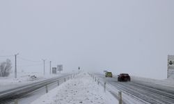 Kağızman-Ağrı kara yolu kar ve tipi nedeniyle yeniden ulaşıma kapatıldı