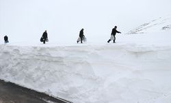 Ağrı-Kağızman kara yolu, kar kalınlığının 5 metreyi bulduğu bölgede ulaşıma açıldı