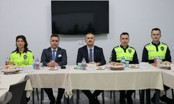 Ağrı Valisi Bozkurt, zorlu kış koşullarında denetim yapan trafik polisleriyle iftar yaptı
