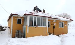 Ağrı'da evler karla kaplandı, Kars'ta öğrenciler oyunlarla eğlendi