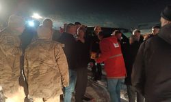 Ağrı'da üzerine çığ düşen araçtan kendi imkanlarıyla çıkan 4 kişi bölgeden kurtarıldı