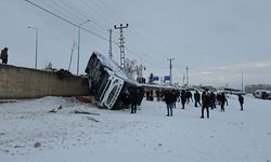 Ağrı'da yolcu otobüsünün devrilmesi sonucu 16 kişi yaralandı
