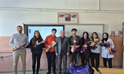 Ağrı'da lise öğrencileri öğretmenlerine çiçek hediye etti