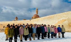 Ağrı'da öğrenciler İshak Paşa Sarayı ve Ağrı Dağı eteklerinde ilahi söyledi
