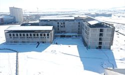 Ağrı'da sismik izolatörlerin kullanıldığı 270 yataklı hastanenin inşası sürüyor