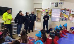 Ağrı'da polis ekipleri minik öğrencilerin misafiri oldu