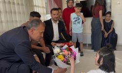 Ağrı Valisi Bozkurt, evde eğitim alan öğrencinin karne sevincine ortak oldu