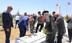 Ağrı Valisi Bozkurt, Merkez Şehitliği'ni ziyaret etti