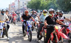Ağrı'da enduro sporcularının akrobasi gösterisi ilgiyle izlendi