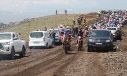 Ağrı'da enduro ve ATV sporcuları Tendürek ve Ağrı Dağı eteklerinde yarıştı