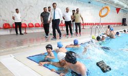 Ağrı'da 'Yüzme Bilmeyen Kalmasın' projesiyle çocuklar yüzme öğreniyor