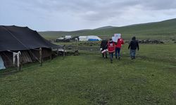 Ağrı'daki yaylada selden etkilenen göçerlere yardım ulaştırıldı