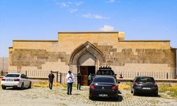 Ağrı Dağı'nın eteğinde yaklaşık 800 yıllık kervansaray turistleri ağırlıyor