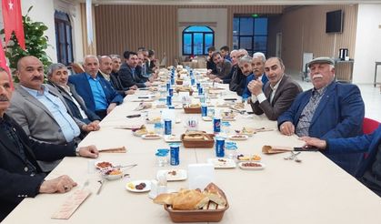 Muhtarlar AK Parti Ağrı Merkez İlçe teşkilatının verdiği iftarda buluştu