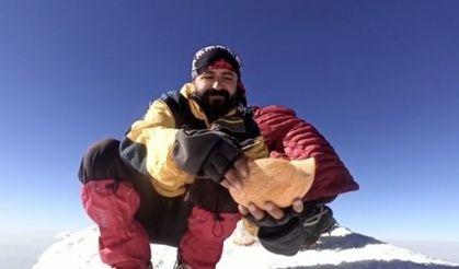 Ağrı Dağı’nda kavun kesip çevre sorununa dikkat çektiler