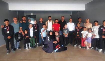 Şampiyon güreşçilere Eleşkirt’te coşkulu karşılama