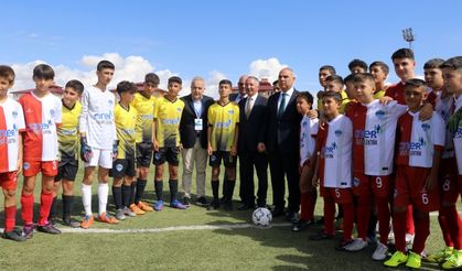 Ağrı'da depremzede çocukların katılımıyla düzenlenen futbol turnuvası başladı