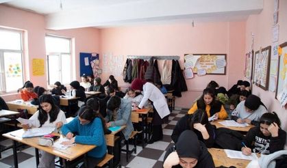 Ağrı'da gönüllü öğretmenler kırsalda yaşayan öğrencileri üniversite sınavına hazırlıyor