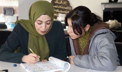 Ağrı'da gönüllü üniversite öğrencileri yetim çocukları geleceğe hazırlıyor