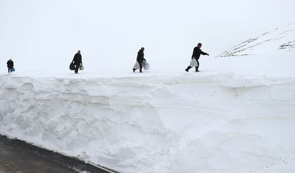 Ağrı-Kağızman kara yolu, kar kalınlığının 5 metreyi bulduğu bölgede ulaşıma açıldı