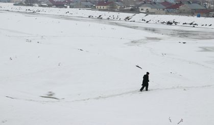 Ağrı'da nehir ve dereler buzla kaplandı