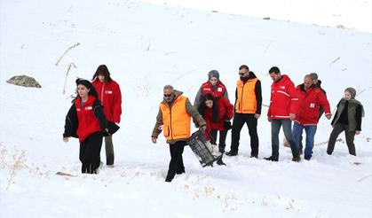 Ağrı'da yaban hayvanları için karla kaplı arazilere yem bırakıldı