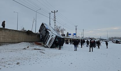 Ağrı'da yolcu otobüsünün devrilmesi sonucu 16 kişi yaralandı