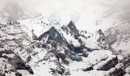 Ağrı Dağı'ndaki Cehennem Vadisi karla kaplandı
