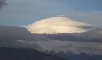 Ağrı Dağı'nın zirvesi mercek bulutuyla kaplandı