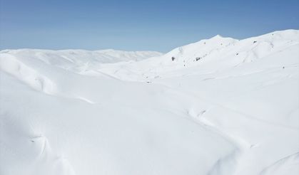 Ağrı'daki dağların karla kaplı dorukları görsel şölen sunuyor