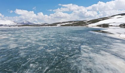 Ağrı'daki Balık Gölü baharda da erimeyen buzlarıyla 'Antarktika'yı andırıyor