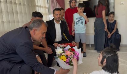 Ağrı Valisi Bozkurt, evde eğitim alan öğrencinin karne sevincine ortak oldu
