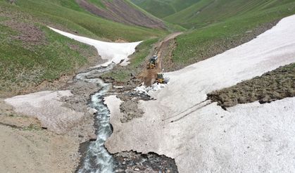 Ağrı'da haziranın sonunda karla kaplı olan yayla yolları göçerler için açılıyor