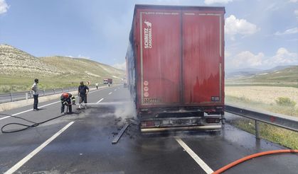 Erzurum-Ağrı kara yolunda tırın dorsesinde çıkan yangın maddi hasara neden oldu