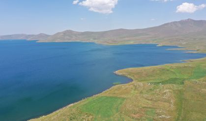 Karın geç eridiği Ağrı'daki Balık Gölü serin havasıyla ziyaretçilerini ağırlıyor